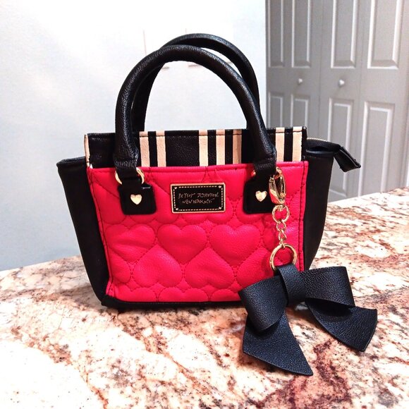 LIKE NEW 💥 BETSEY JOHNSON MINI WHITE BLACK RED QUILTED W/ BOW ADORABLE! - Picture 1 of 5